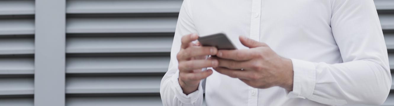 Un jeune actif au téléphone